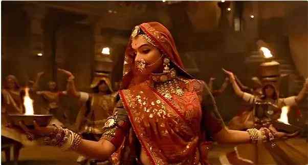 Usage of Diyas in Ghoomar song