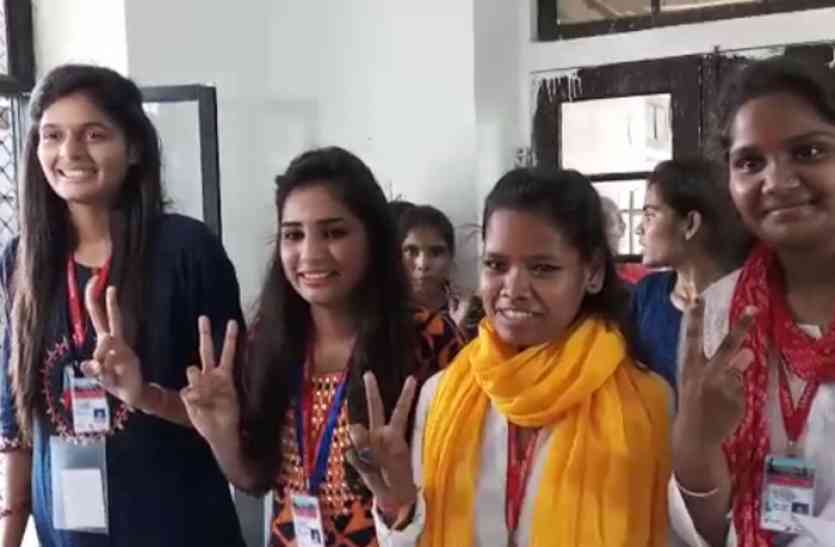 à¤ªà¥à¤°à¤¦à¥‡à¤¶ à¤•à¥‡ à¤¸à¤¬à¤¸à¥‡ à¤¬à¤¡à¤¼à¥‡ à¤°à¤¾à¤œà¤¸à¥à¤¥à¤¾à¤¨ à¤µà¤¿à¤¶à¥à¤µà¤µà¤¿à¤¦à¥à¤¯à¤¾à¤²à¤¯ à¤•à¥€ à¤¸à¤‚à¤˜à¤Ÿà¤• à¤•à¥‰à¤²à¥‡à¤œ à¤•à¥€ à¤¬à¤¾à¤¤ à¤•à¤°à¥‡à¤‚ à¤¤à¥‹ à¤¯à¤¹à¤¾à¤‚ à¤›à¤¾à¤¤à¥à¤°à¤¸à¤‚à¤˜ à¤•à¥€ à¤¤à¤¸à¥à¤µà¥€à¤° à¤¶à¤¾à¤® à¤•à¤°à¥€à¤¬ à¤šà¤¾à¤° à¤¬à¤œà¥‡ à¤¤à¤• à¤¸à¤¾à¤« à¤¹à¥‹ à¤¹à¥‹ à¤—à¤ˆà¥¤ 