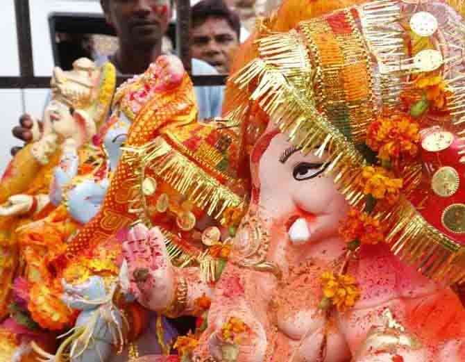 à¤—à¥à¤²à¤¾à¤¬ à¤¸à¤¾à¤—à¤° à¤•à¥‡ à¤¬à¤¾à¤¹à¤° à¤°à¤–à¥€ à¤ªà¥à¤°à¤¤à¤¿à¤®à¤¾à¤“à¤‚ à¤•à¥‹ à¤¬à¤¾à¤°à¥€-à¤¬à¤¾à¤°à¥€ à¤¸à¥‡ à¤µà¤¿à¤¸à¤°à¥à¤œà¤¿à¤¤ à¤•à¤¿à¤¯à¤¾ à¤œà¤¾ à¤°à¤¹à¤¾ à¤¹à¥ˆà¥¤