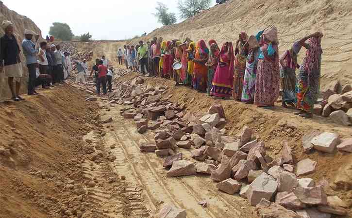 Dhanora, 30 km from Dholpur and 248 km from Jaipur, had a population of 1800.