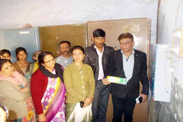 à¤¬à¥‚à¤‚à¤¦à¥€ à¤•à¥‡ à¤°à¤¾à¤œà¤•à¥€à¤¯ à¤®à¤¹à¤¾à¤°à¤¾à¤¨à¥€ à¤¸à¥€à¤¨à¤¿à¤¯à¤° à¤¸à¥ˆà¤•à¤‚à¤¡à¤°à¥€ à¤¸à¥à¤•à¥‚à¤² à¤®à¥‡à¤‚ à¤¸à¥‡à¤¨à¥‡à¤Ÿà¤°à¥€ à¤ªà¥ˆà¤¡ à¤µà¥‡à¤‚à¤¡à¤¿à¤‚à¤— à¤®à¤¶à¥€à¤¨ à¤•à¤¾ à¤¹à¥à¤† à¤¶à¥à¤­à¤¾à¤°à¤‚à¤­