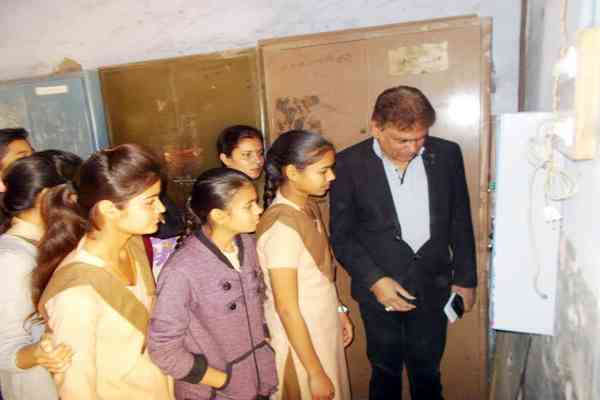 à¤¬à¥‚à¤‚à¤¦à¥€ à¤•à¥‡ à¤°à¤¾à¤œà¤•à¥€à¤¯ à¤®à¤¹à¤¾à¤°à¤¾à¤¨à¥€ à¤¸à¥€à¤¨à¤¿à¤¯à¤° à¤¸à¥ˆà¤•à¤‚à¤¡à¤°à¥€ à¤¸à¥à¤•à¥‚à¤² à¤®à¥‡à¤‚ à¤¸à¥‡à¤¨à¥‡à¤Ÿà¤°à¥€ à¤ªà¥ˆà¤¡ à¤µà¥‡à¤‚à¤¡à¤¿à¤‚à¤— à¤®à¤¶à¥€à¤¨ à¤•à¤¾ à¤¹à¥à¤† à¤¶à¥à¤­à¤¾à¤°à¤‚à¤­