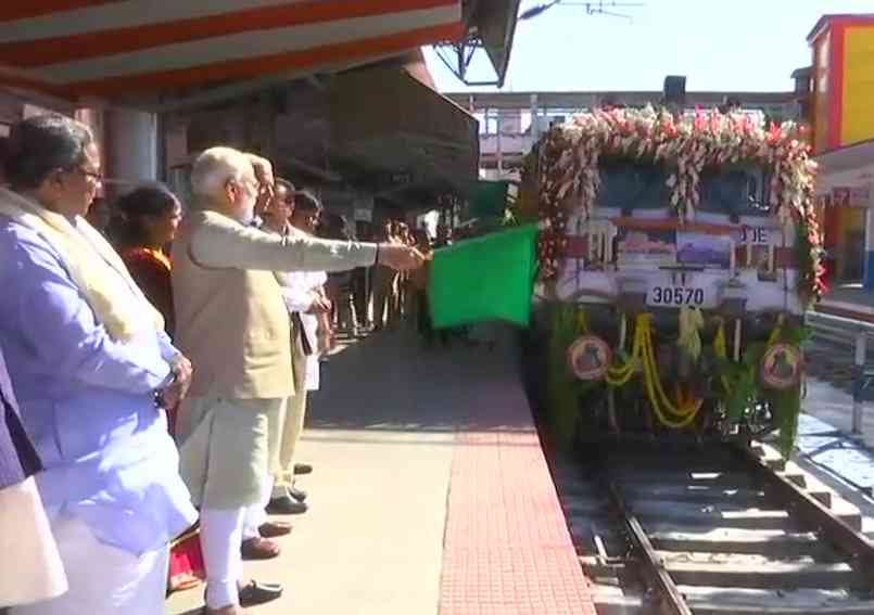 à¤ªà¥ˆà¤²à¥‡à¤¸ à¤•à¥à¤µà¥€à¤¨ à¤¹à¤®à¤¸à¥žà¤° à¤•à¥‹ à¤¹à¤°à¥€ à¤à¤‚à¤¡à¥€ à¤¦à¤¿à¤–à¤¾à¤¤à¥‡ à¤ªà¥€à¤à¤® à¤¨à¤°à¥‡à¤¨à¥à¤¦à¥à¤° à¤®à¥‹à¤¦à¥€