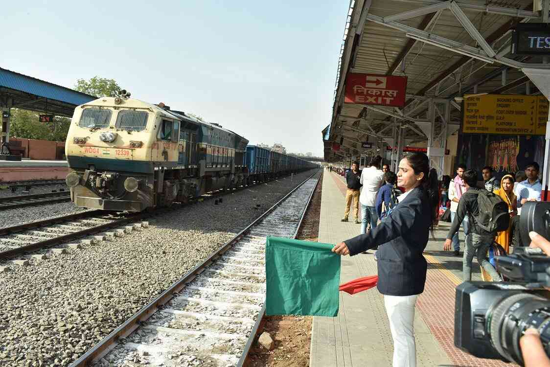 à¤—à¤¾à¤‚à¤§à¥€à¤¨à¤—à¤° à¤œà¤¯à¤ªà¥à¤° à¤°à¥‡à¤²à¤µà¥‡ à¤¸à¥à¤Ÿà¥‡à¤¶à¤¨