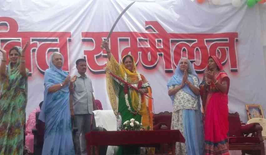 Women honouring CM at Rajasthan Gaurav Yatra