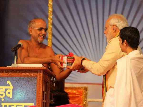 Jain Saint Tarun Sagar with PM Narendra Modi

