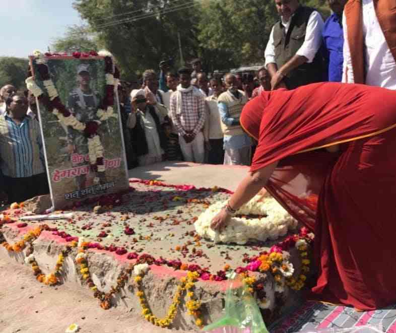 Former CM Raje pays tribute to Pulwama Martyr 