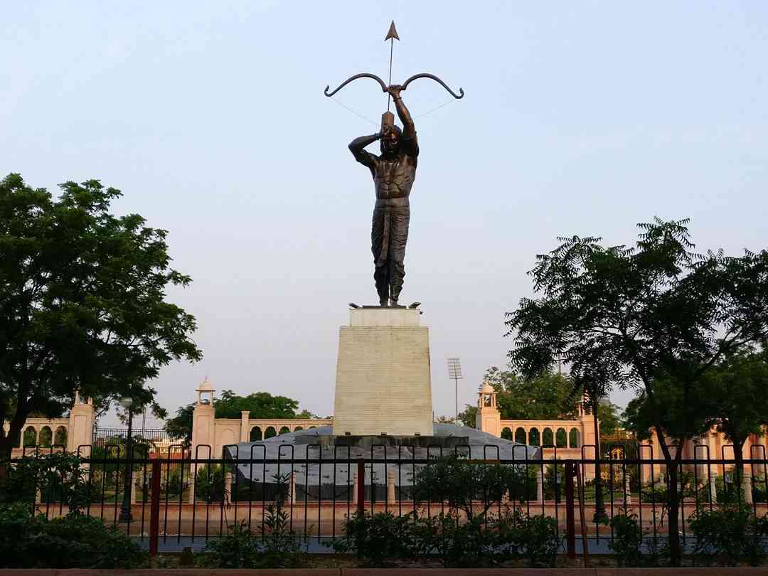 sms stadium arjuna statue