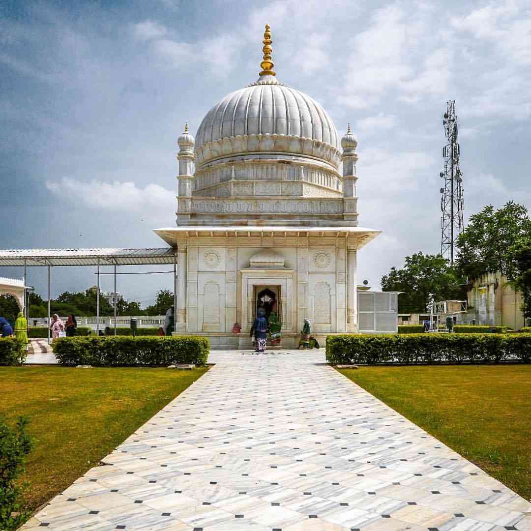 Tomb of Babjee Moula Syedi Fakhruddin